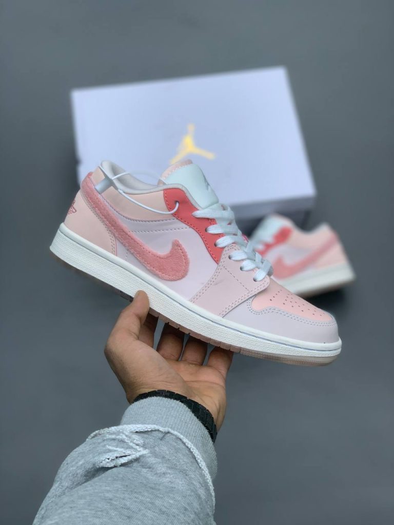 Air Jordan 1 Low SE Mighty Swooshers Pink