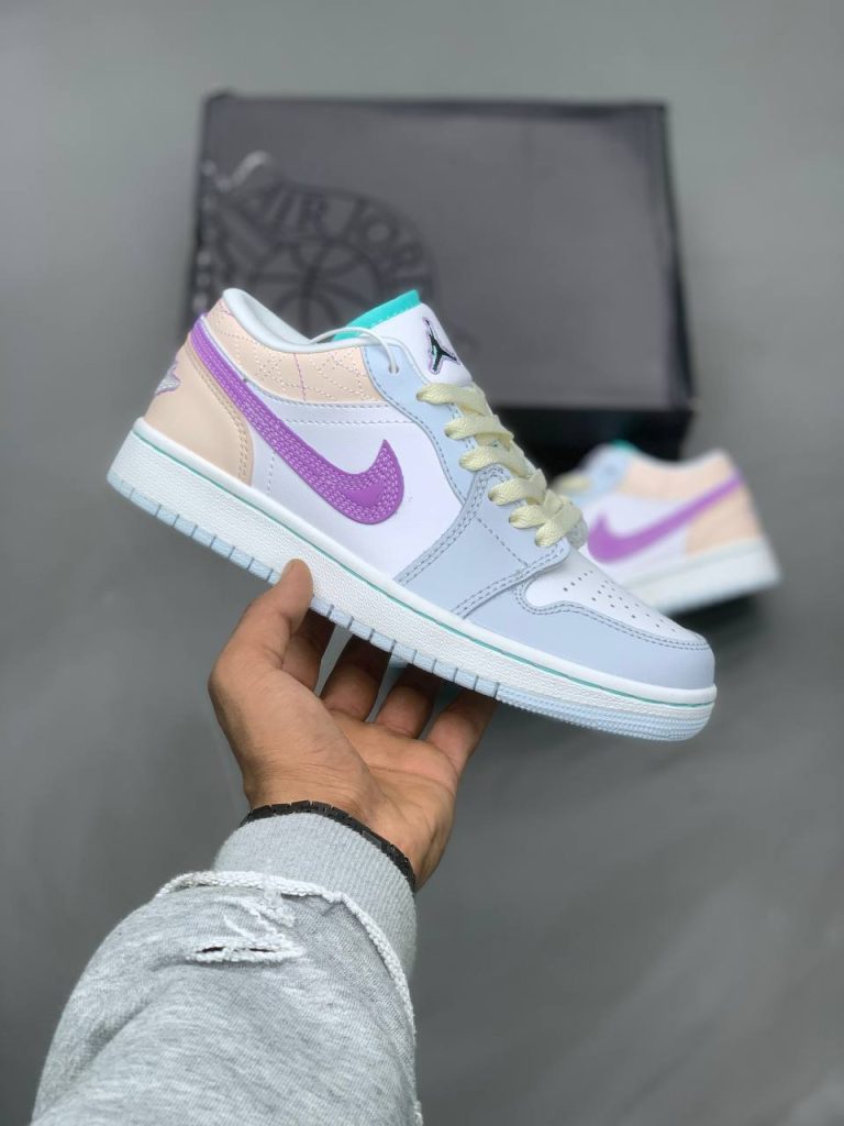 کتونی نایک jordan 1 low se arctic punch