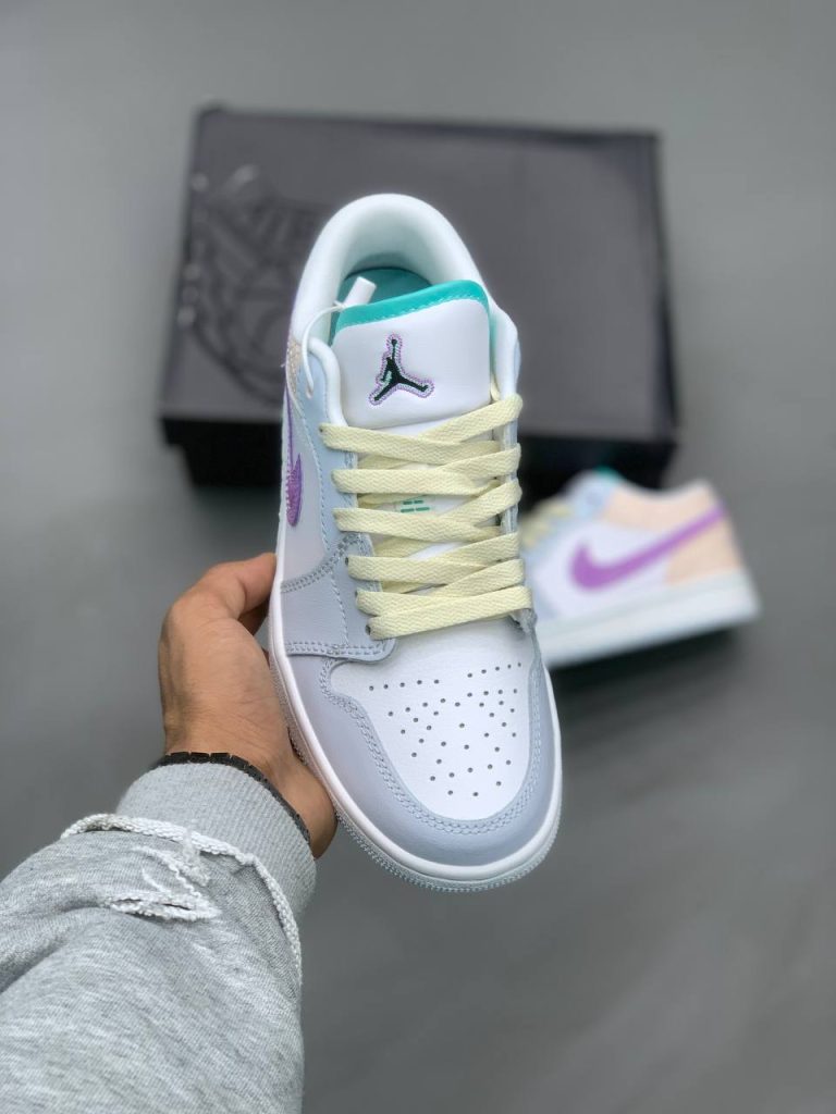 کتونی نایک jordan 1 low se arctic punch