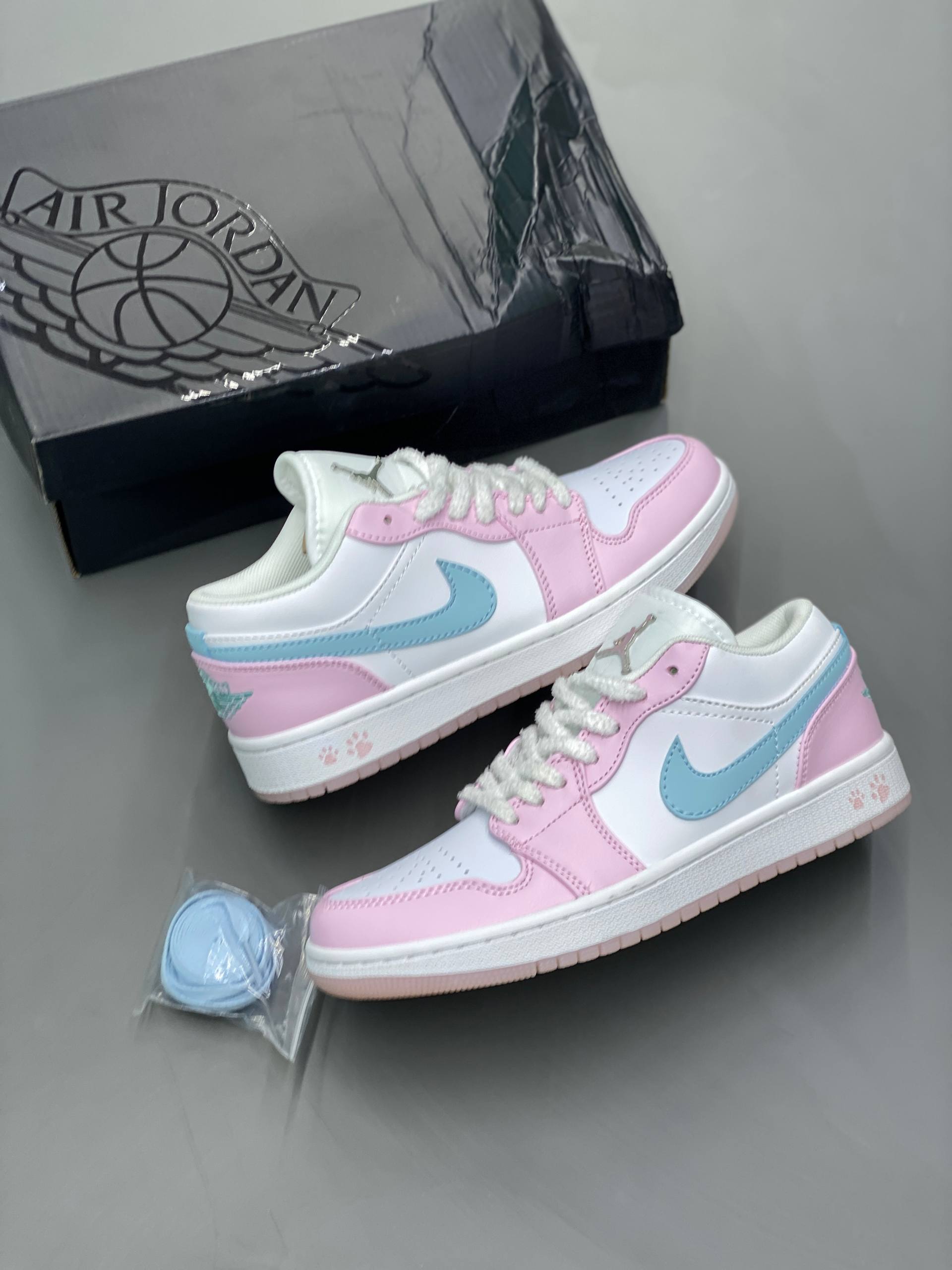 Nike Air Jordan 1 Low SE Paw Print Nike Air Jordan 1 Low SE Paw Print