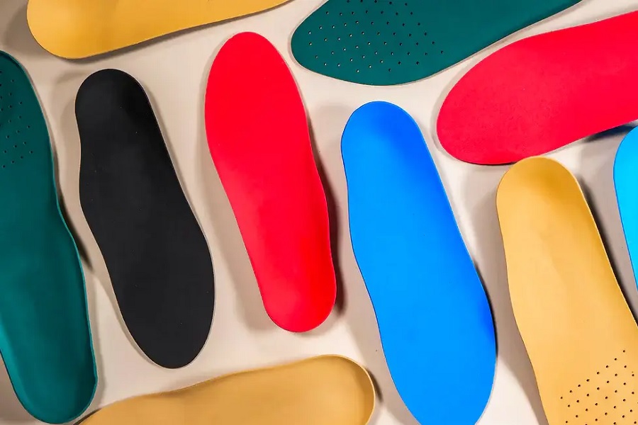 کفی‌های آماده یا عمومی، از پرکاربردترین انواع کفی کفش و کتونی در بازار هستند