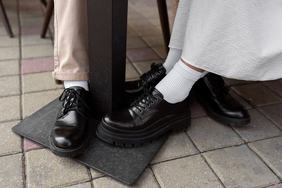 دنیای بدون مرز کفش‌های یونیسکس در فروشگاه راهرو